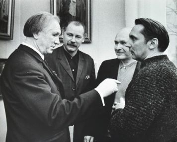 В.М. Сидоров (справа) на выставке.