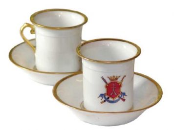 Парные чашки с блюдцами с изображением герба и надписью на ленте 